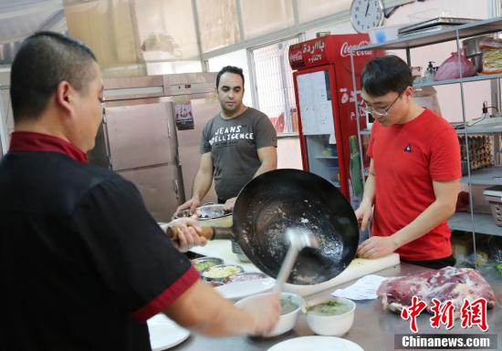 Man earns 100,000 yuan a month by cooking Chinese dishes in Morocco