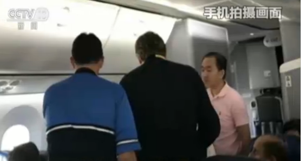 Chinese doctor saves passenger on US trip