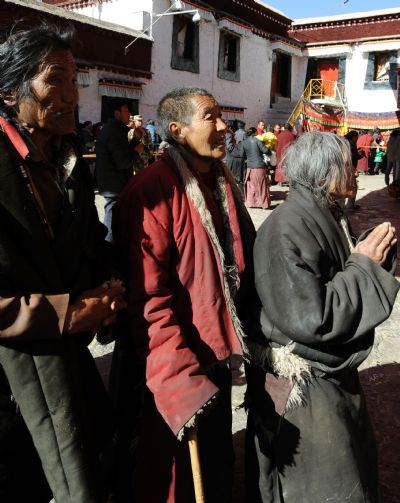 100,000 Tibetans celebrate Buddhism festival in Lhasa