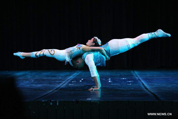 Yunnan Acrobatics Troupe perform in India