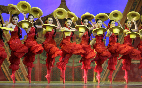 Chinese dancers perform 'Acrobatic Swan Lake'