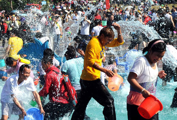 Water-sprinkling festival kicks off in Ruili