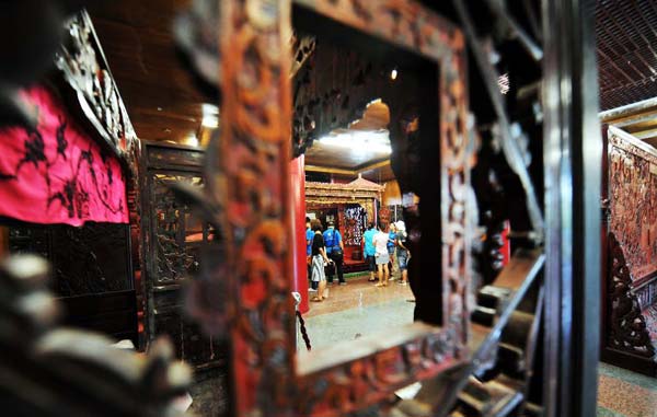 Carved wooden beds exhibited in China's Hunan