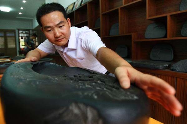 Master of inkstone carvings in China's Anhui