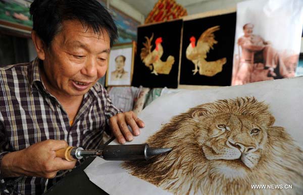 Folk artist paints with straw in N China