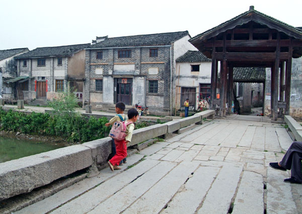 Hunxiu Bridge hit by floods