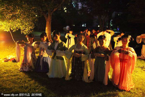 Qixi: Enjoy traditional festival in ancient way