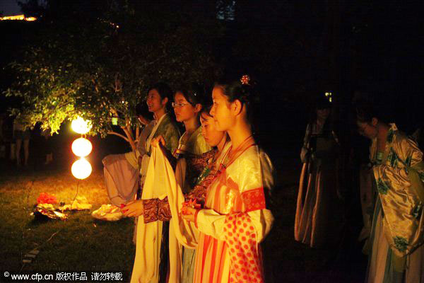 Qixi: Enjoy traditional festival in ancient way