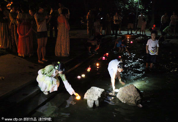 Qixi: Enjoy traditional festival in ancient way