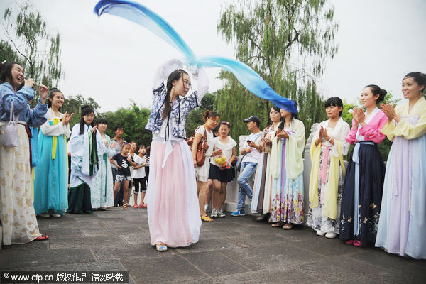 Qixi: Enjoy traditional festival in ancient way