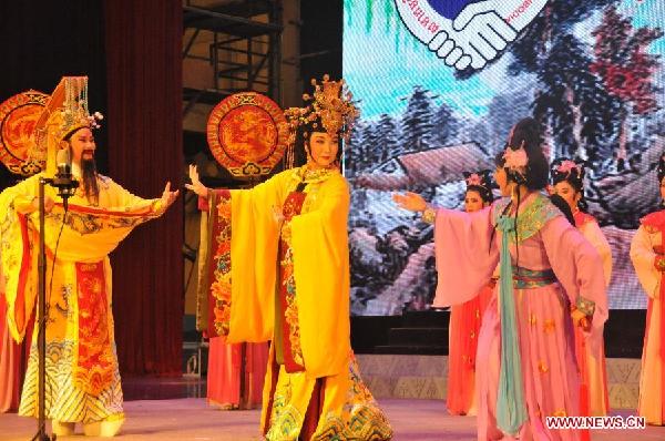 Chinese artists perform Teochew Opera in Cambodia