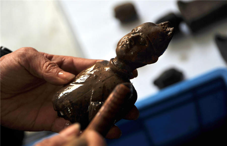 The art of restoring terracotta figurines