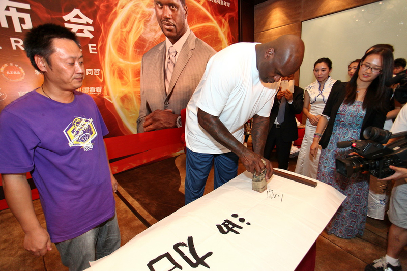 Foreign celebrities try their hands at calligraphy
