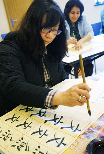 Foreigners enlightened by Chinese calligraphy