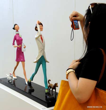 'Happy Moments' sculpture exhibition held in HK