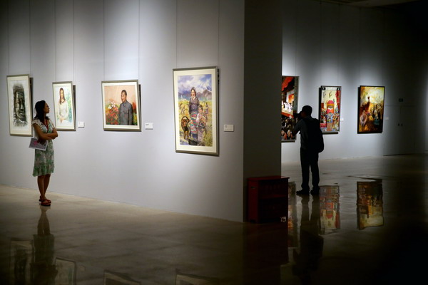 Exhibition honors Macao's return to China