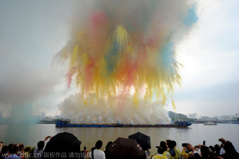 Artist wows Shanghai with display of day-time firewor