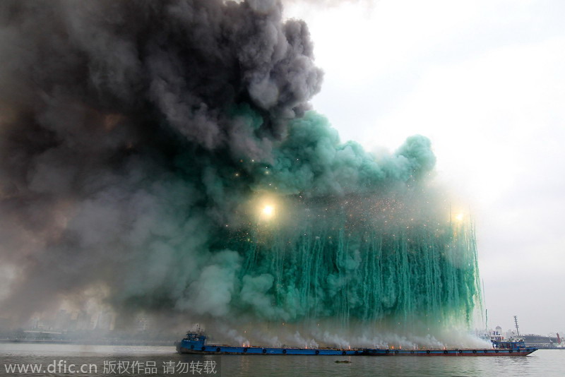 Artist wows Shanghai with display of day-time firewor