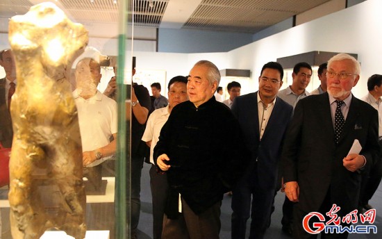 French sculptor and Chinese painter exhibit their works