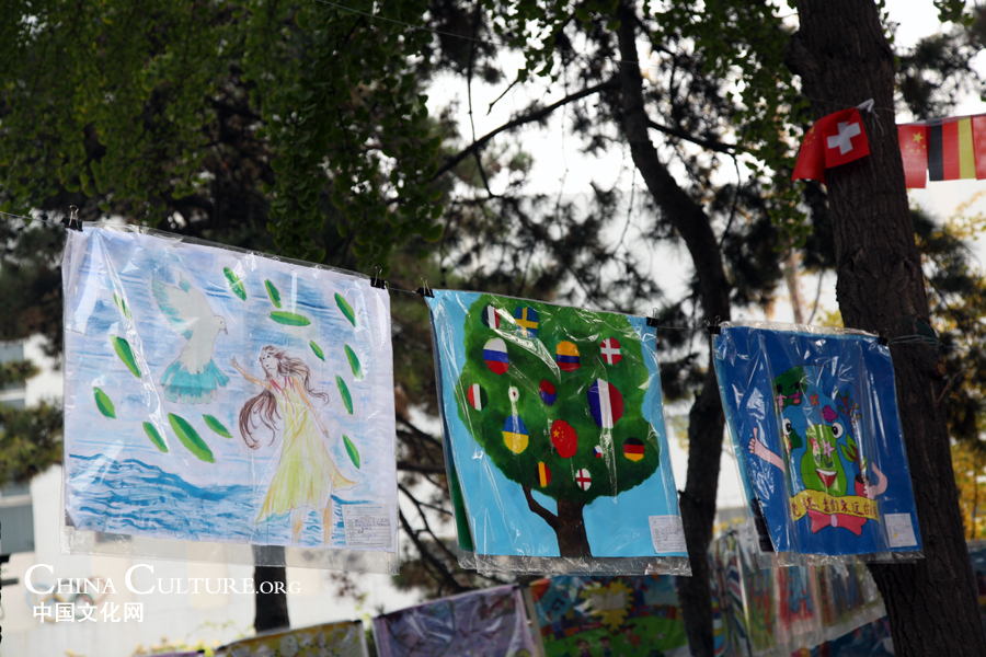 Flag of Peace painting exhibition held in Beijing
