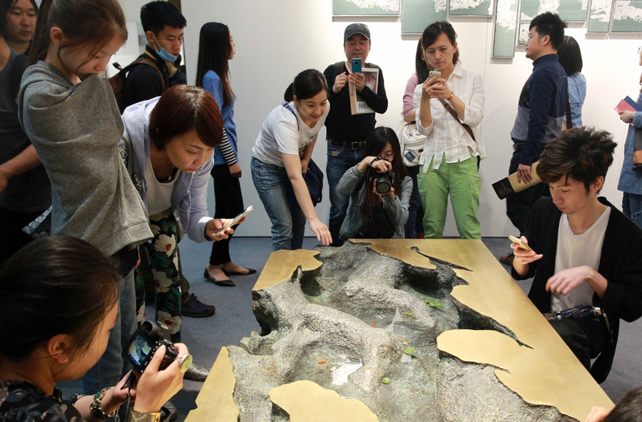 Global galleries display works at the 2015 Art Beijing expo