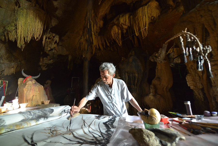 Artist paints in cave studio for 30 years
