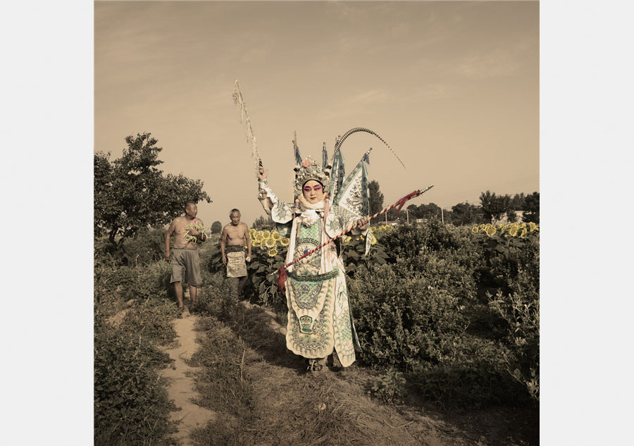 Photographer captures folk opera performers in the countryside