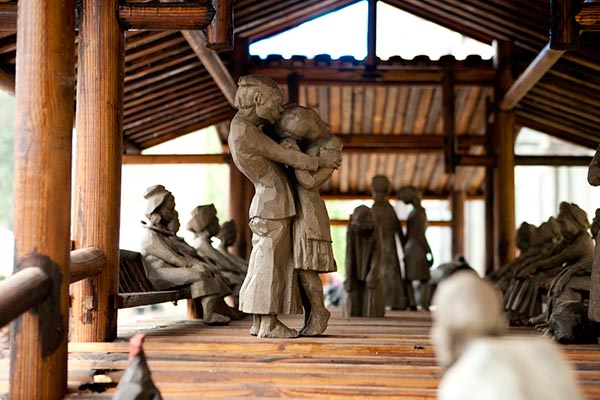 Sculptor's wood installation unveiled in Beijing