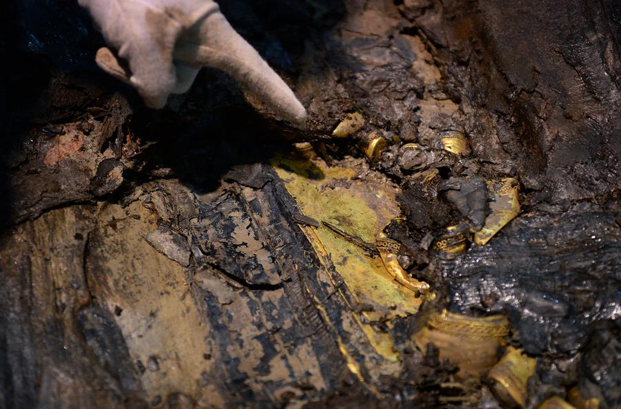 Gold plates unearthed in coffin of ancient tomb in Jiangxi
