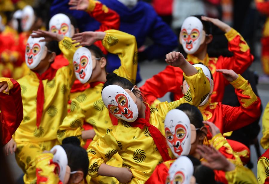 Flash mob in monkey costumes appears in NYC to mark Chinese New Year