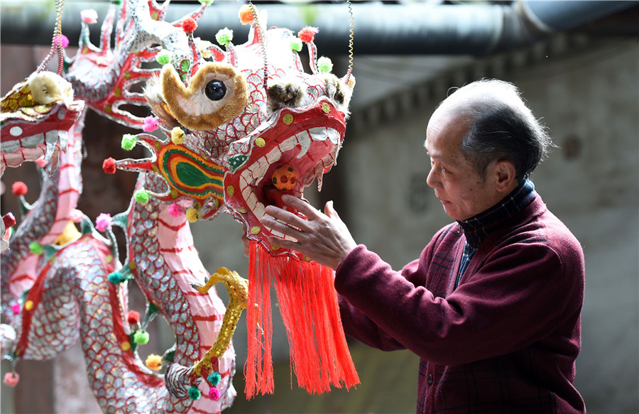 62-year-old folk artist carries on firecracker dragon lantern