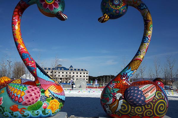 Taiwan sculptor brings colorful work to Beijing
