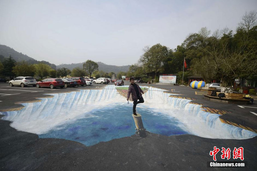 3D painting of giant waterfall debuts in Changsha