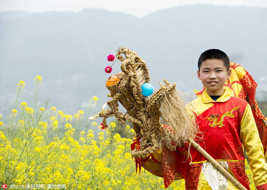 Chongqing students preserve grass dragon heritage