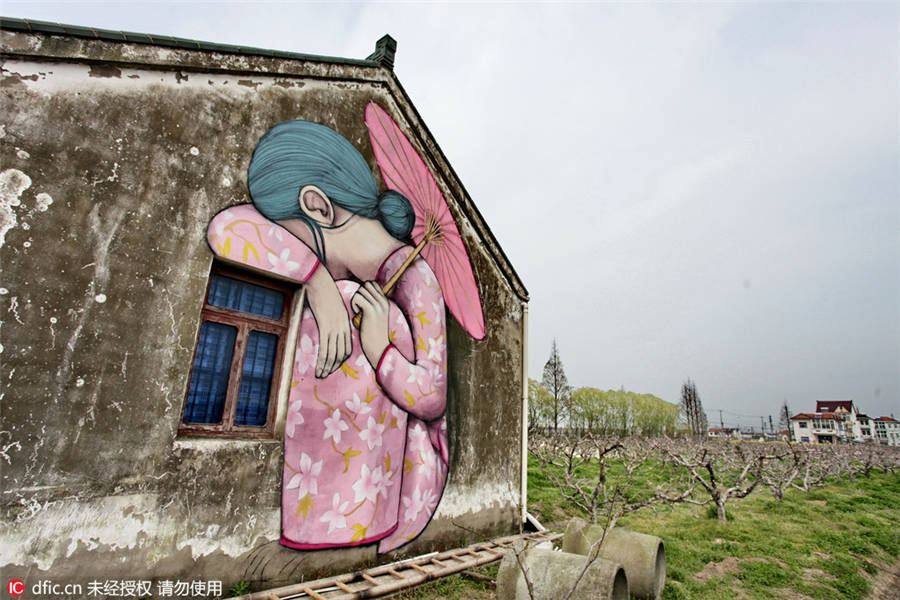 French artist creates new graffiti in suburban Shanghai