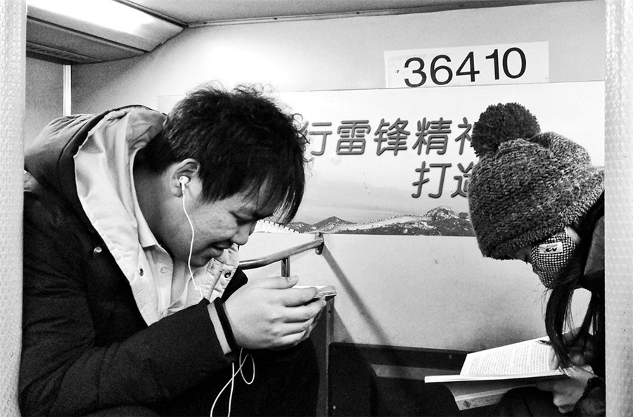 Street photographer captures hustle-bustle of Beijing in black and white