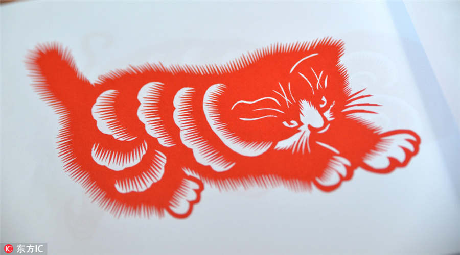 Guizhou folk artist keen to pass on paper cutting art