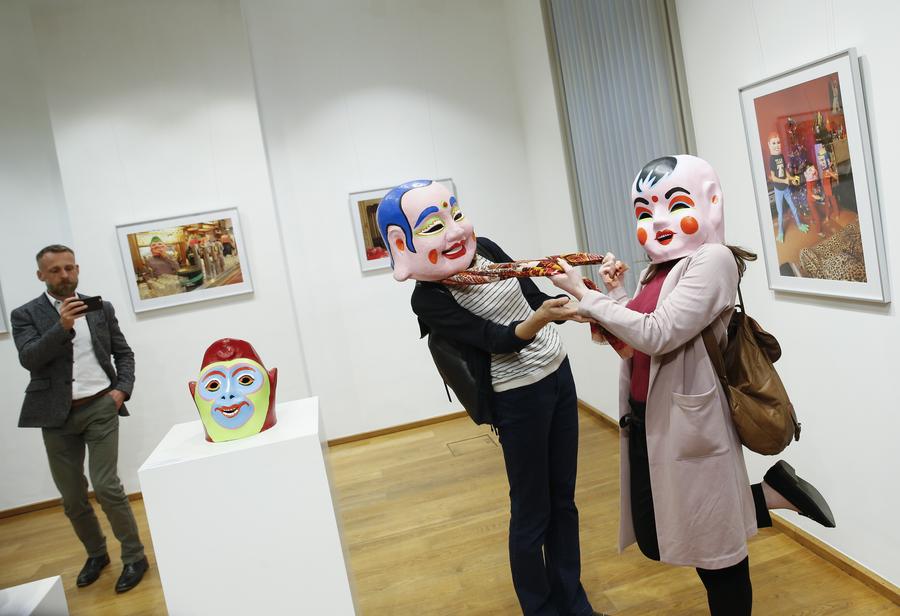 Photography exhibition themed on traditional Chinese headgear held in Belgium