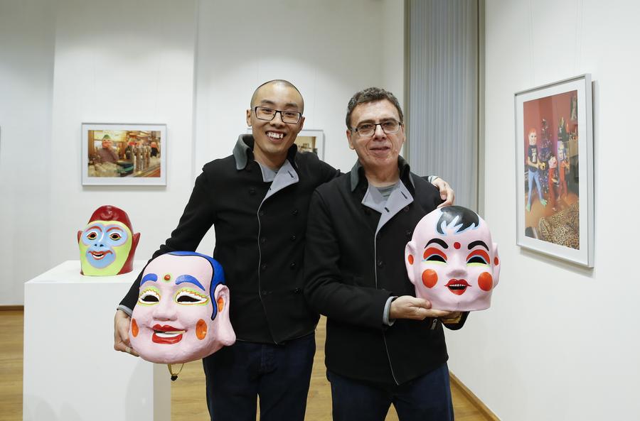Photography exhibition themed on traditional Chinese headgear held in Belgium