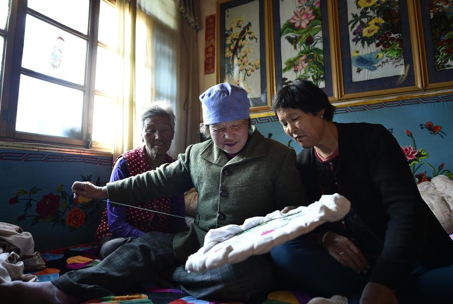 Intangible cultural heritage successor makes embroidery works