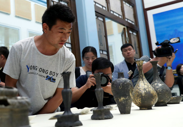 Worker who gave priceless relics to museum praised