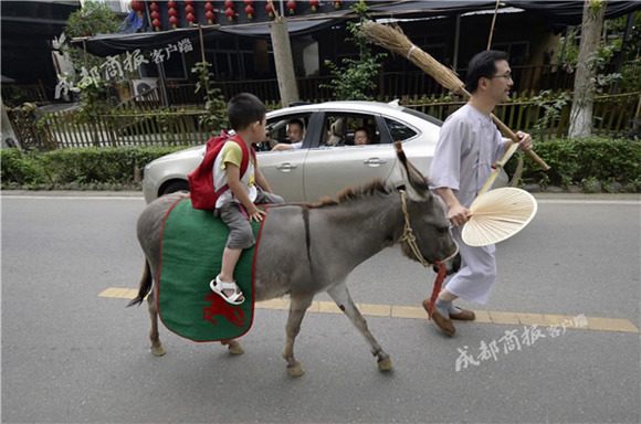 Kid rides an ox to preschool as dad indulges in Sinology