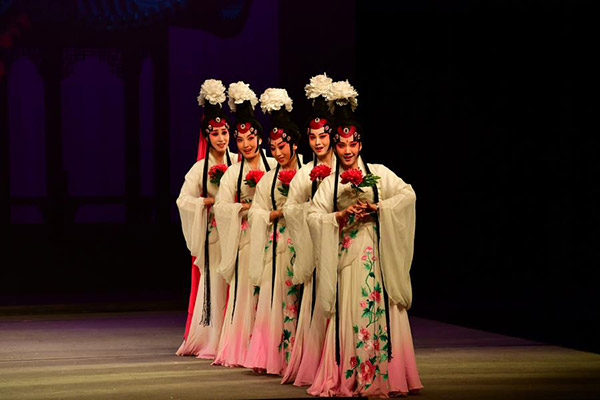 Centuries-old Chinese opera resounding at foot of Athens Acropolis