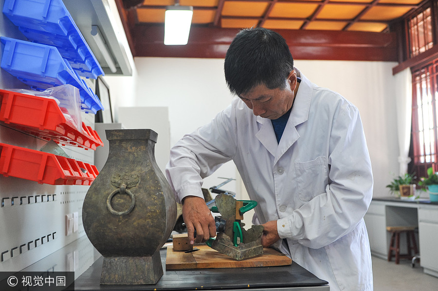 Restorers revive cultural relics at Fuxi Temple in Gansu