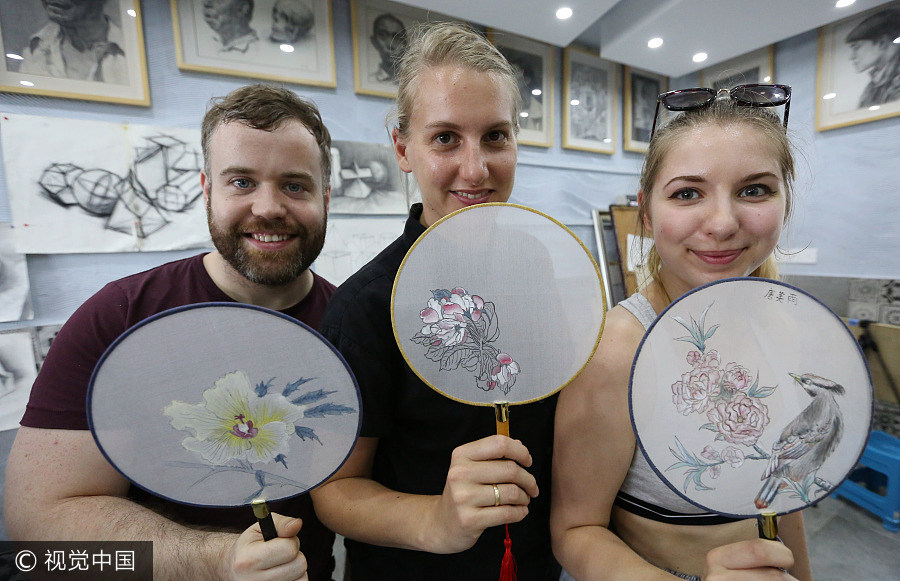UK students learn Chinese paintings in Jiangsu