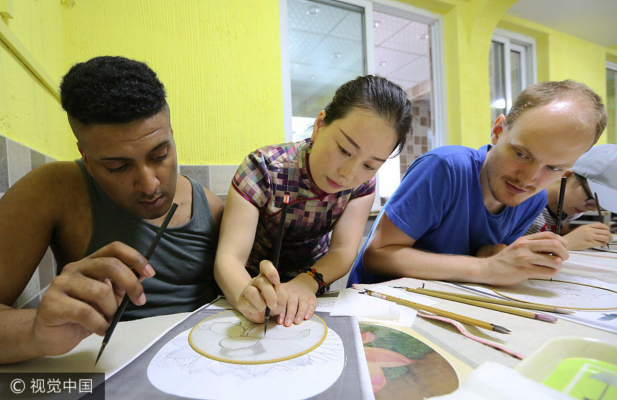 UK students learn Chinese paintings in Jiangsu