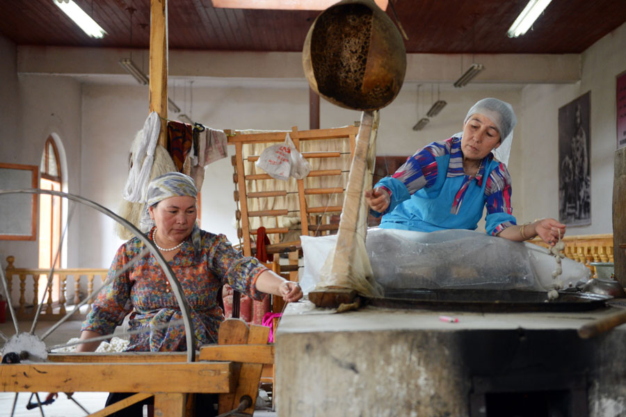 Etles silk production craft revived in Xinjiang