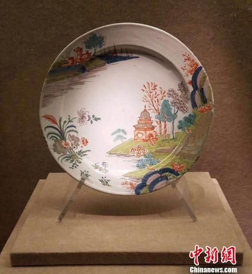 150 Italian pottery works on display in China