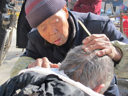 Oldest barber lives on razor's edge