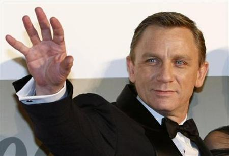Bond star Craig in drag for Women's Day film